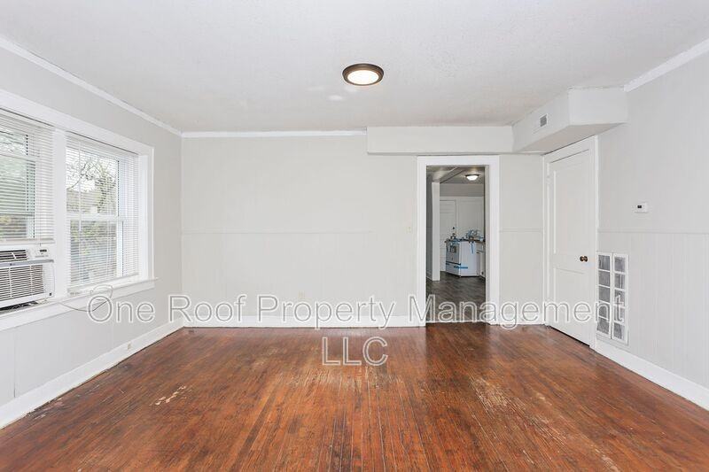 3225 E 8th St #2E - Photo 7 of 18