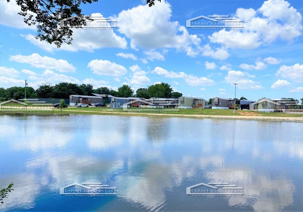 Teague Country Village - Photo 3 of 11