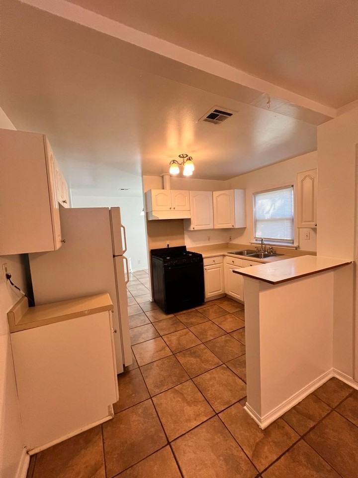 334 E 46th St - Photo 2 of 10