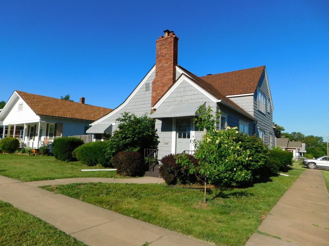 221 N Summit St - Photo 2 of 43