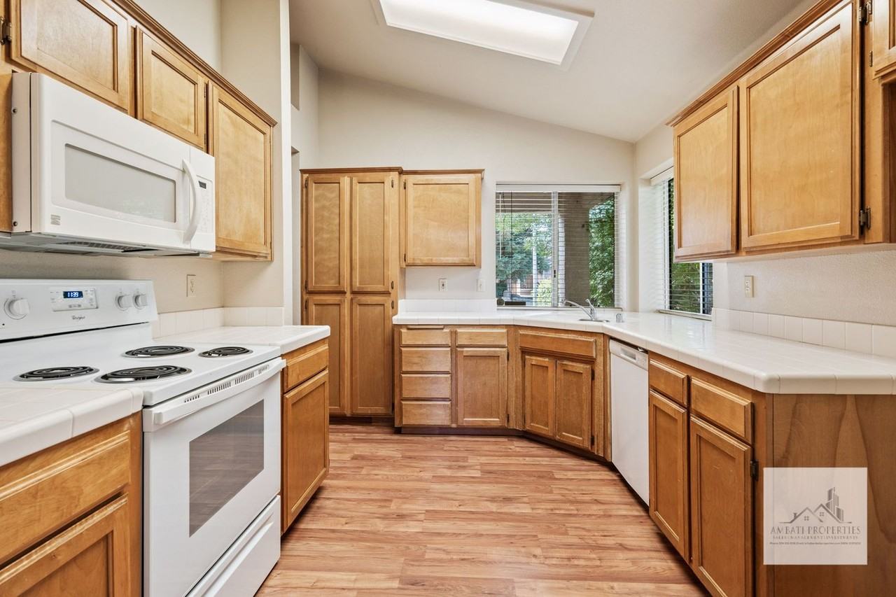 3426 W Dovewood Ave - Photo 2 of 11