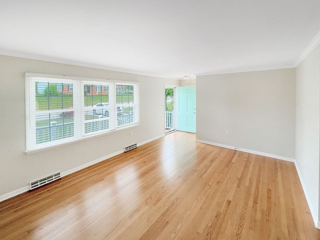 315 Kent Ave - Photo 3 of 15