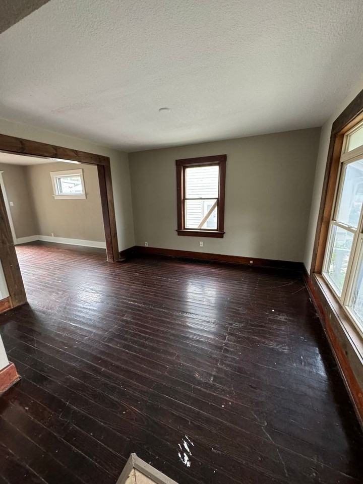 2233 Thompson Ave - Photo 2 of 8