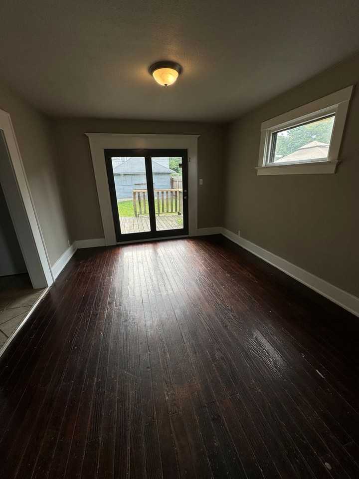 2233 Thompson Ave - Photo 3 of 8