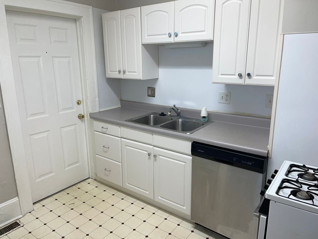 822 E Tremont Ave - Photo 2 of 8