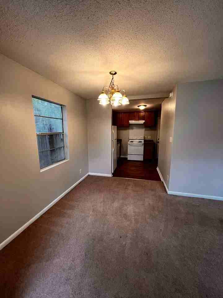 915 Greenbriar Rd - Photo 3 of 11