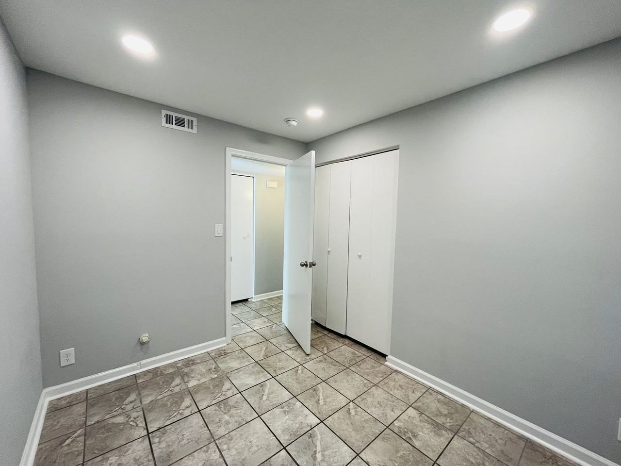 202 Chesterfield Ln - Photo 3 of 20