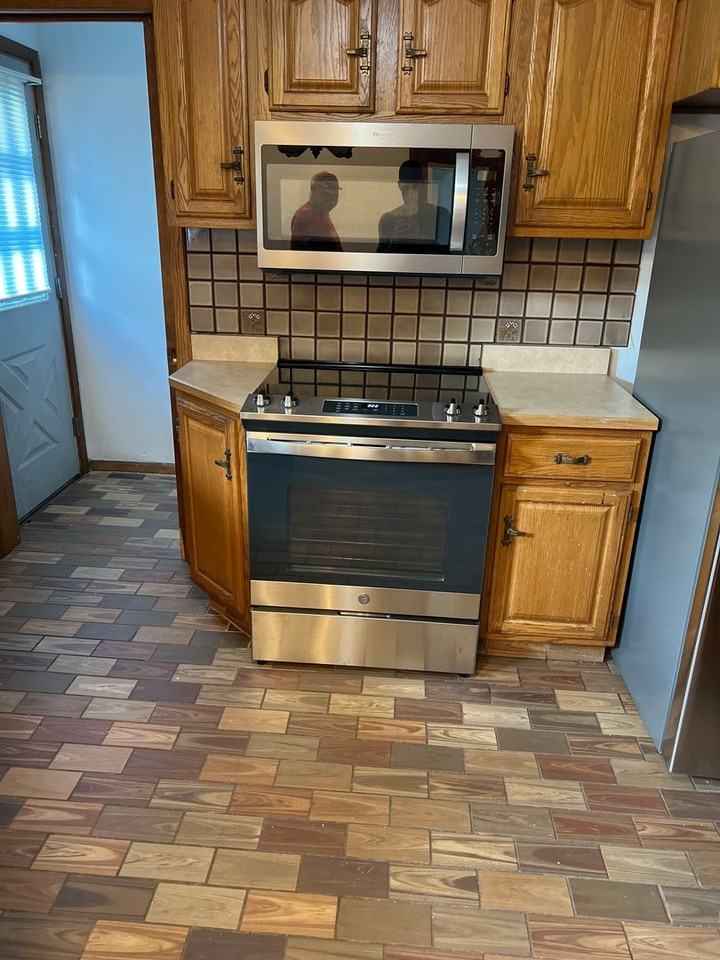 8278 Southern Blvd - Photo 3 of 19