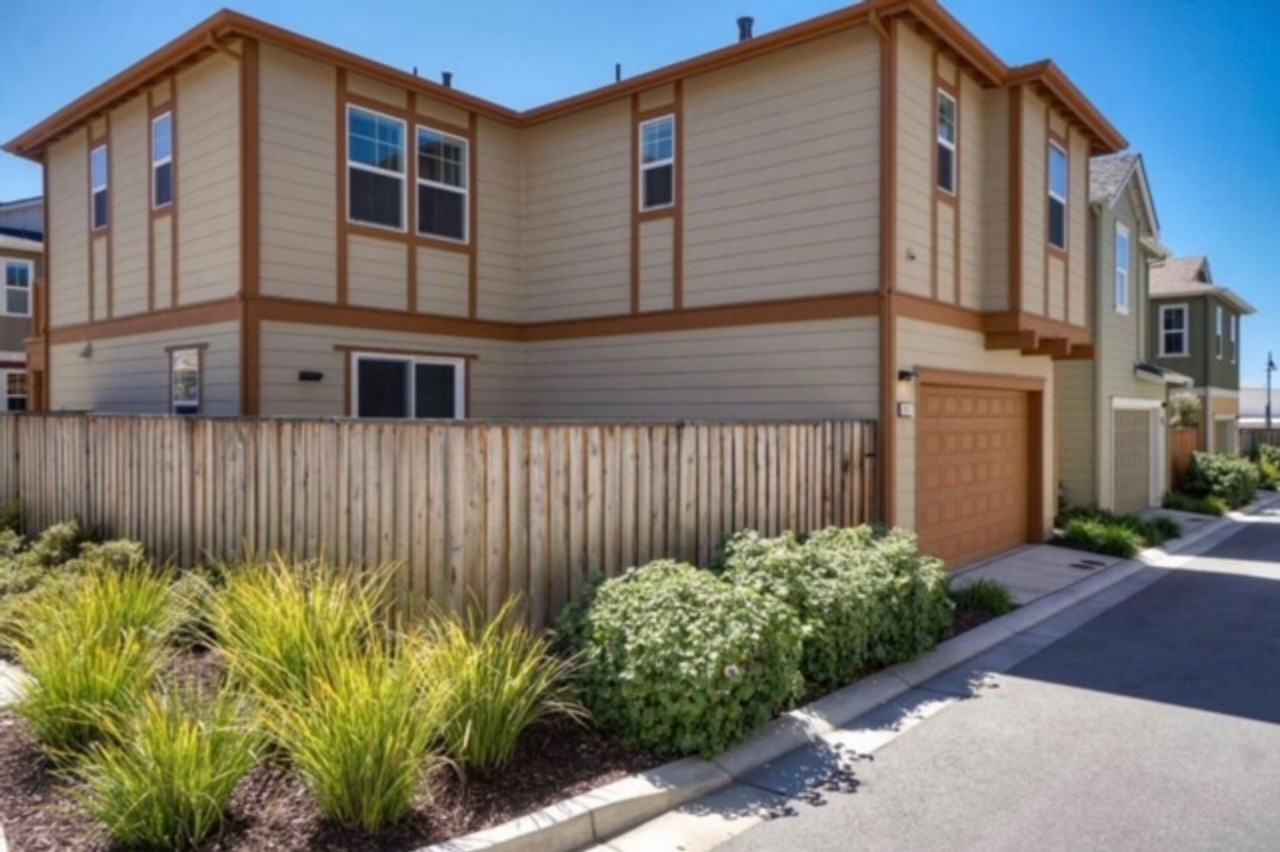 2617 Bluewater Ct - Photo 2 of 23