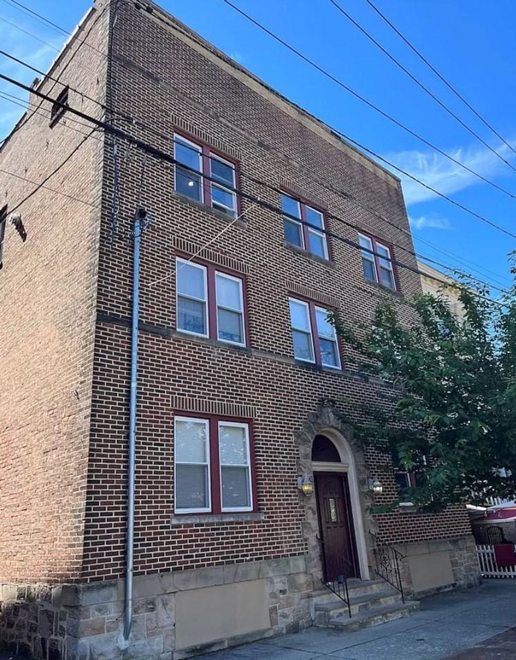 The Regis at 95 Pine - Photo 2 of 17
