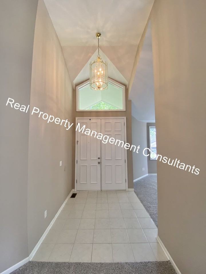 112 Cherokee Ln - Photo 3 of 43