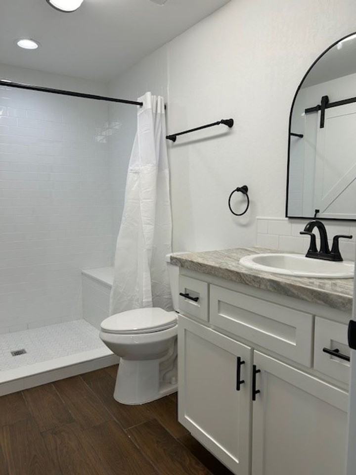 2701 San Emidio St #B - Photo 5 of 9
