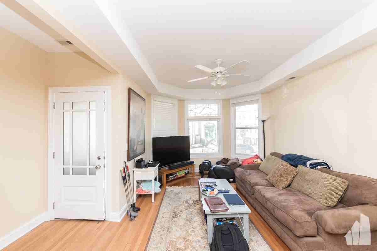 1943 W Henderson St #001