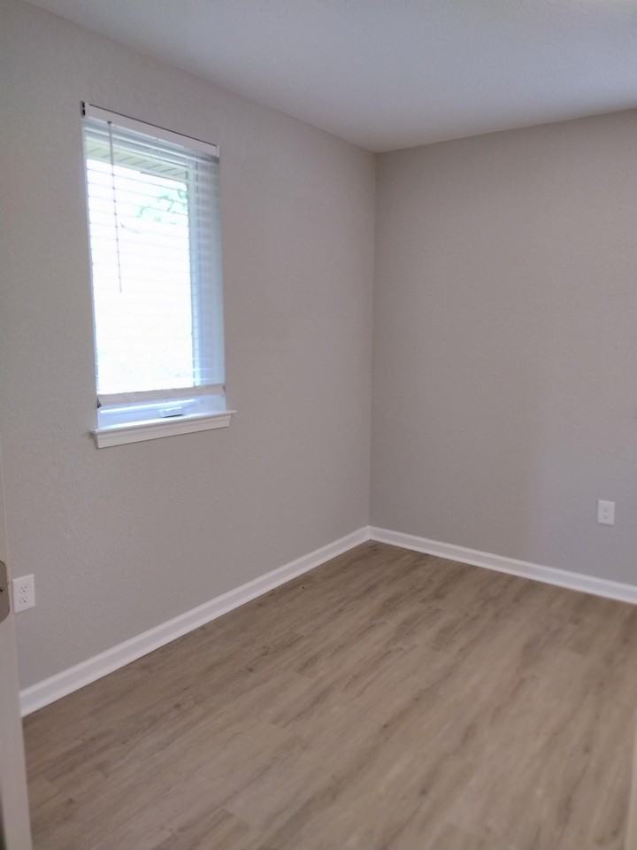 1403 Melrose Pkwy #1 - Photo 3 of 11