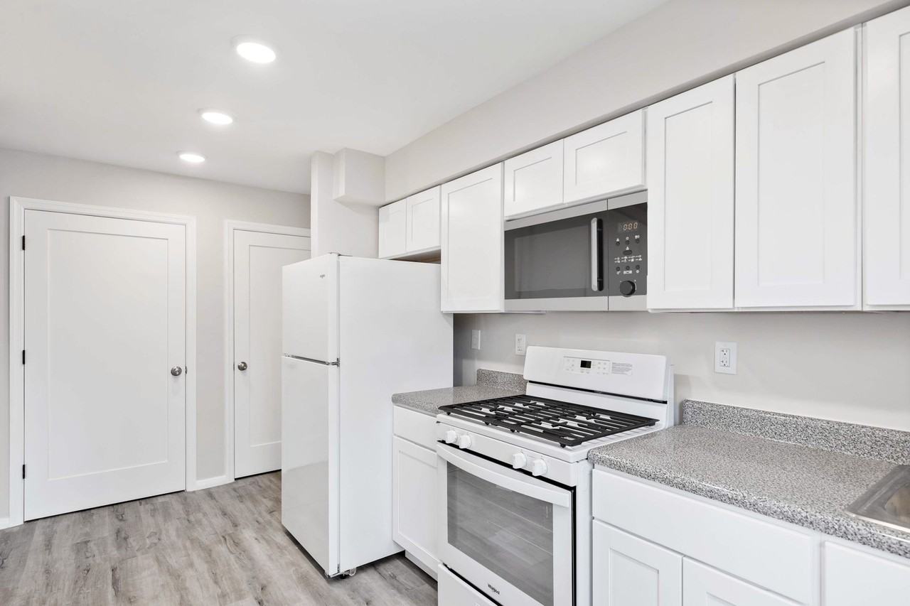 Brighton Court Apartments - Photo 5 of 9