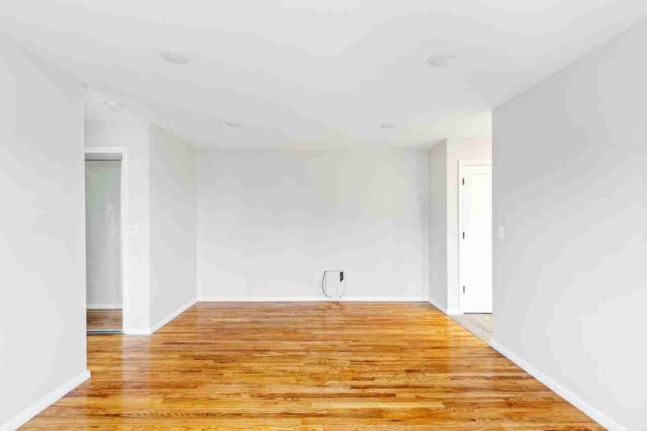 Brighton Court Apartments - Photo 7 of 9