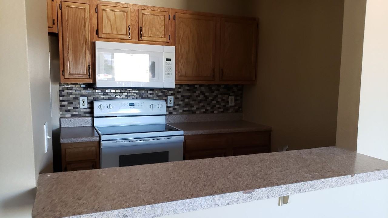 1620 1620 N Wilmot B 309 - Photo 4 of 20