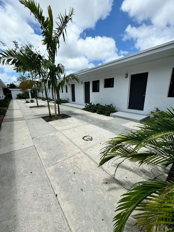 661 SW 7th St. - Photo 4 of 14