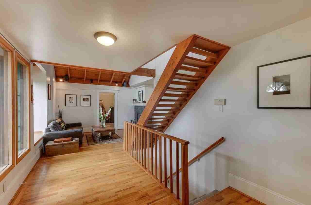 3821 Sw Hillside Dr - Photo 7 of 26