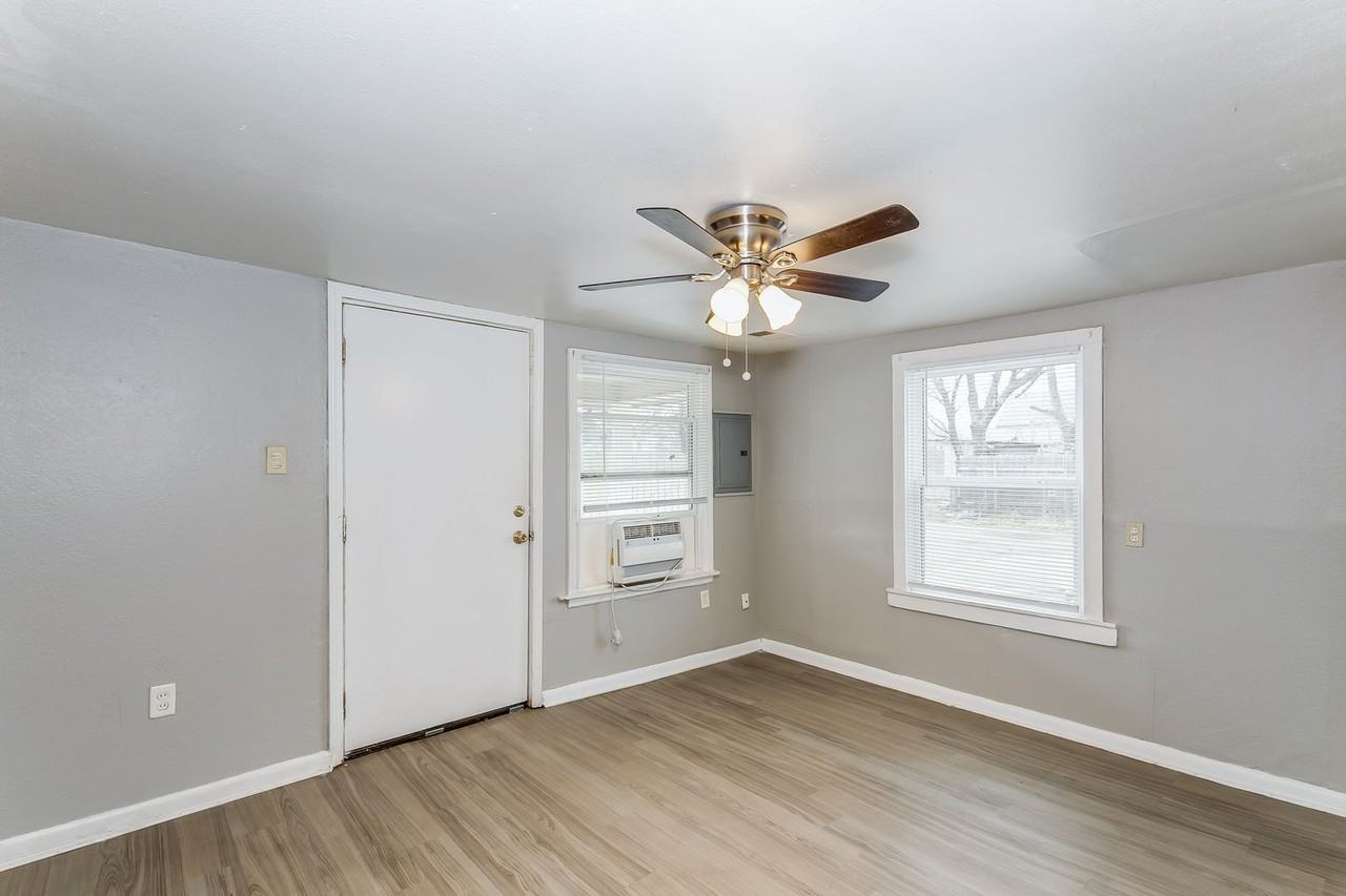 1835 S Exchange St - Photo 3 of 7