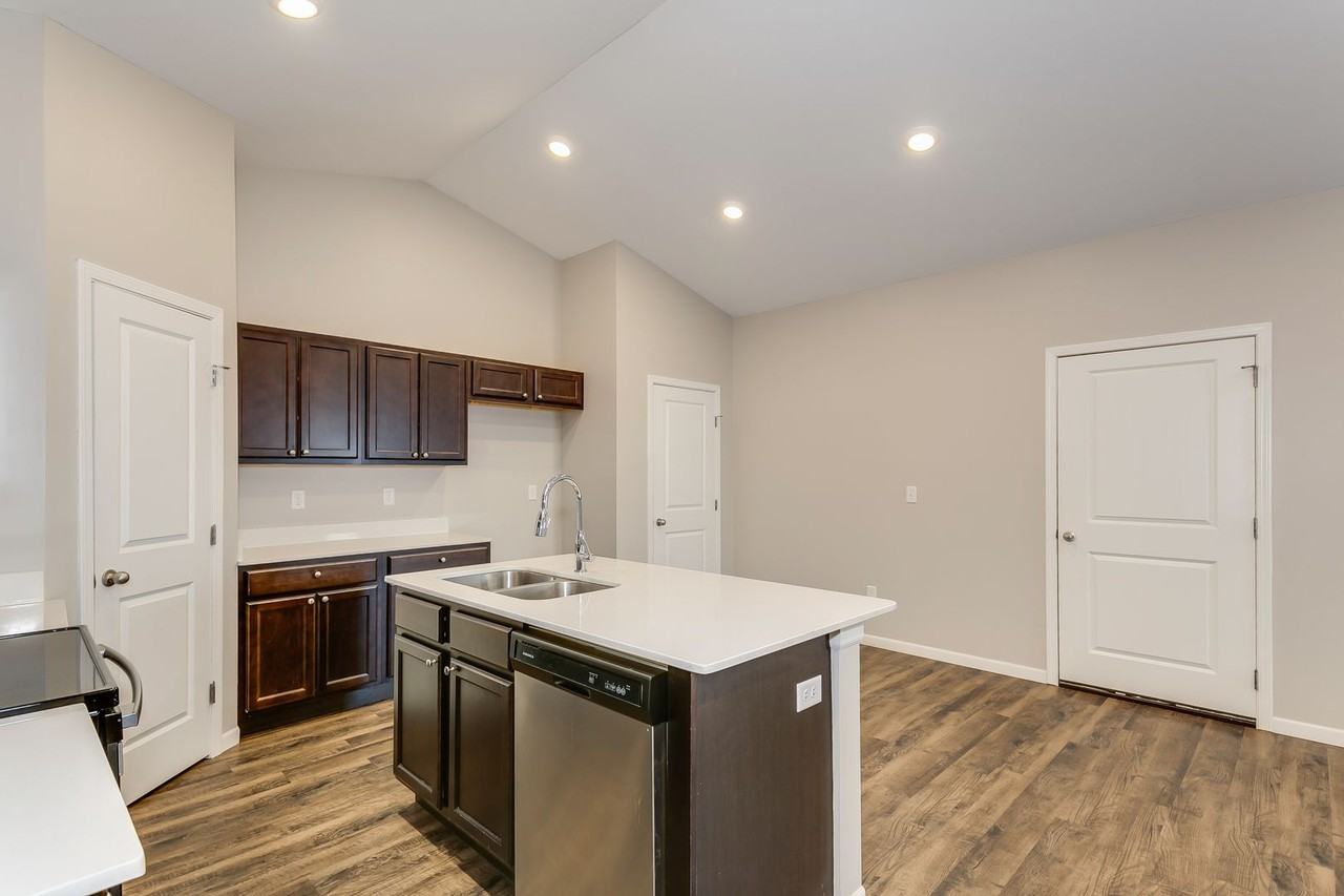 421 S Longbranch Dr - Photo 3 of 11