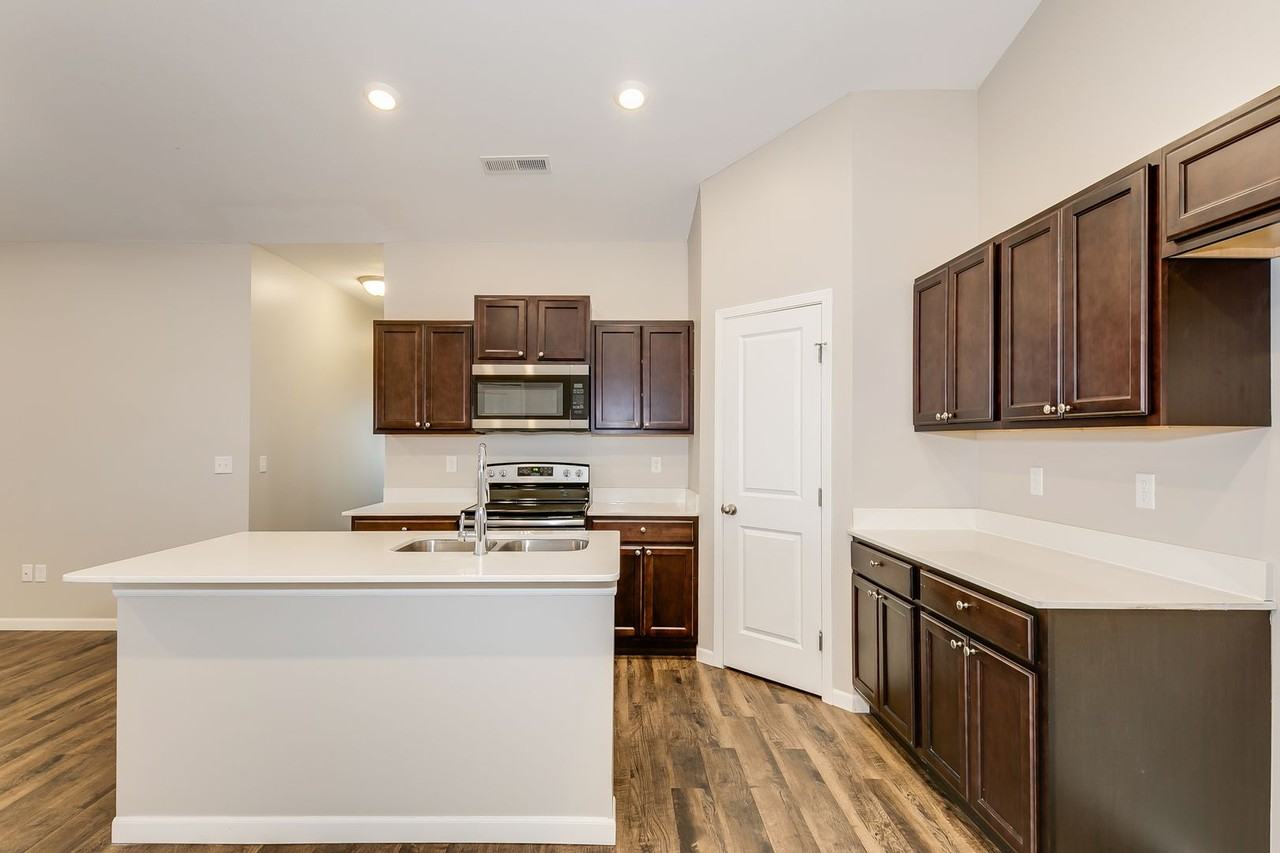 421 S Longbranch Dr - Photo 4 of 11
