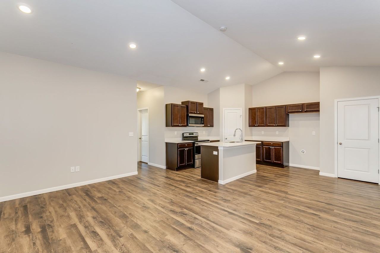421 S Longbranch Dr - Photo 5 of 11