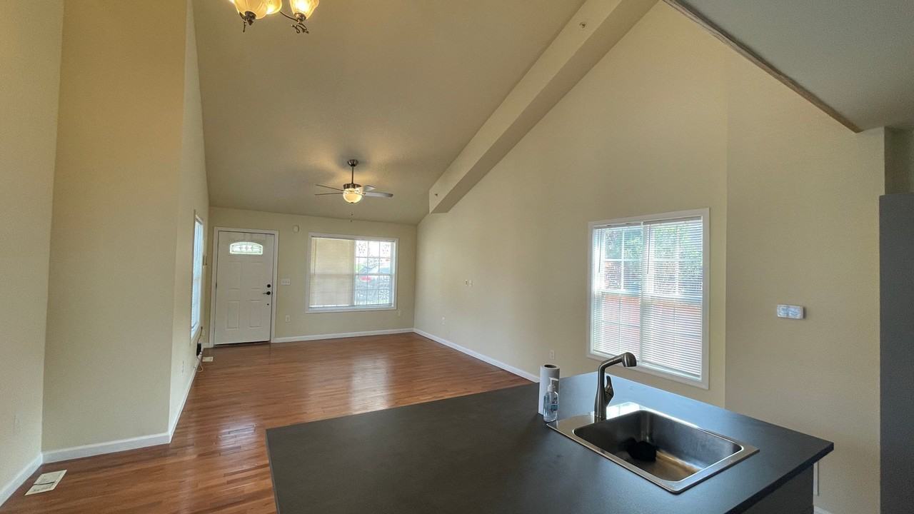 502 68th St - Photo 2 of 15