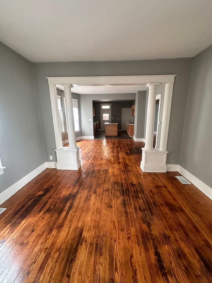 907 Bancroft St - Photo 2 of 12