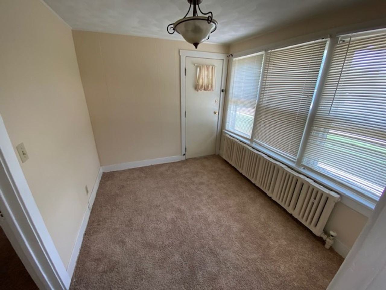 730 N Court St - Photo 3 of 8