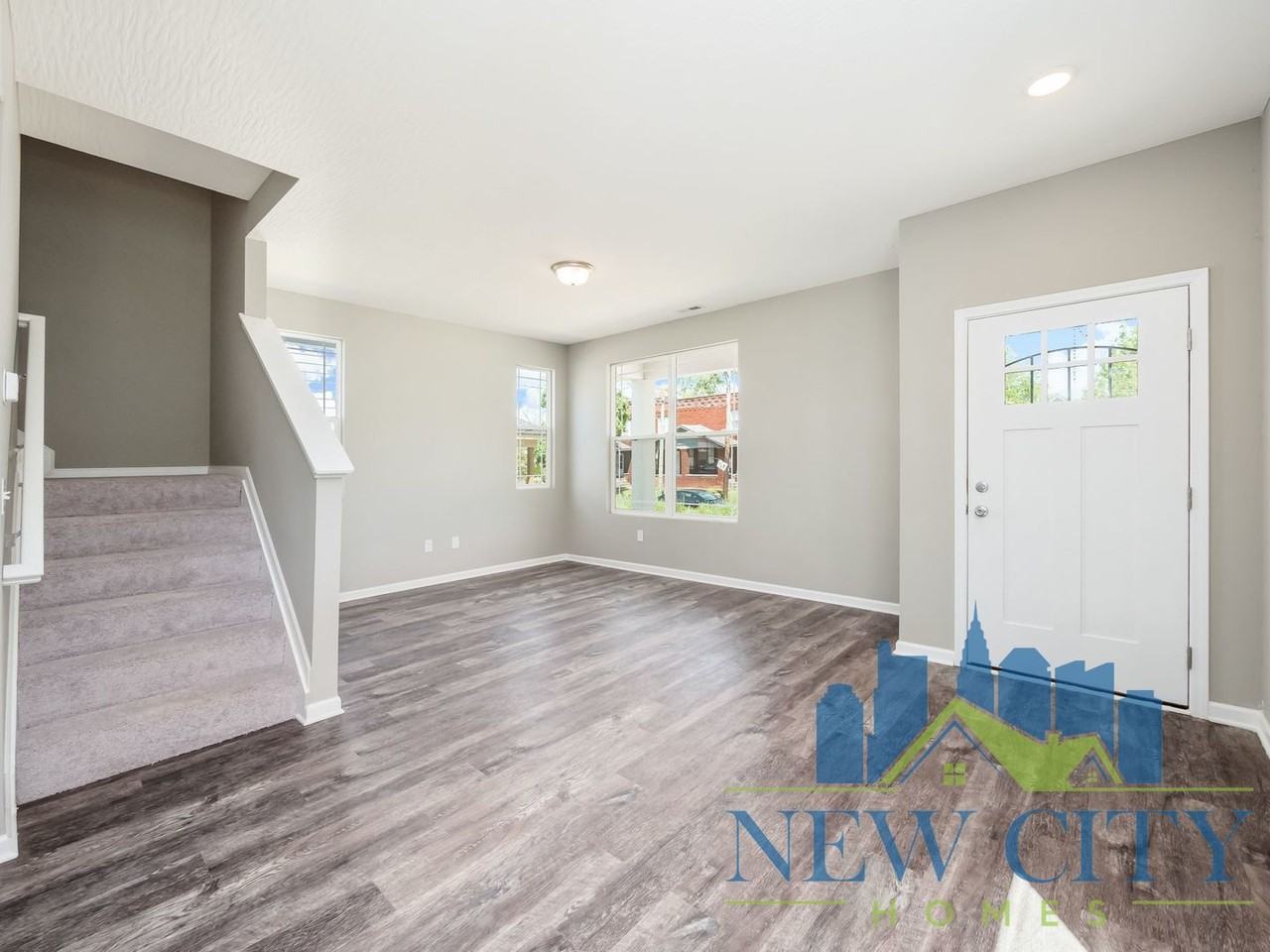 33 Whitethorne Ave - Photo 2 of 32