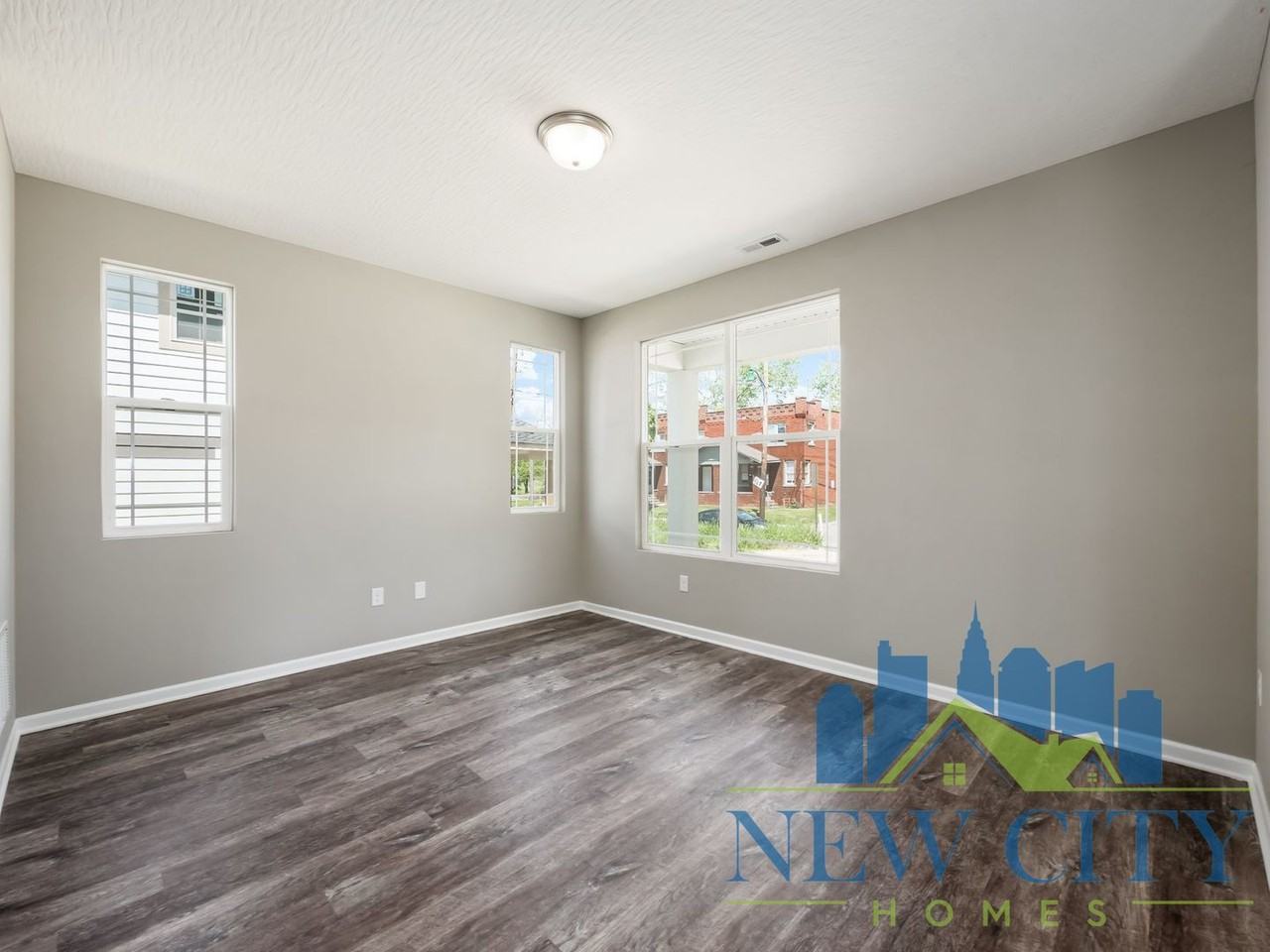 33 Whitethorne Ave - Photo 3 of 32