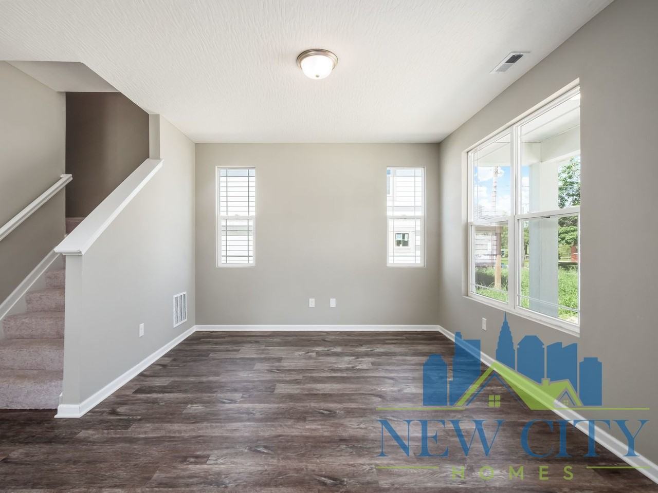 33 Whitethorne Ave - Photo 4 of 32