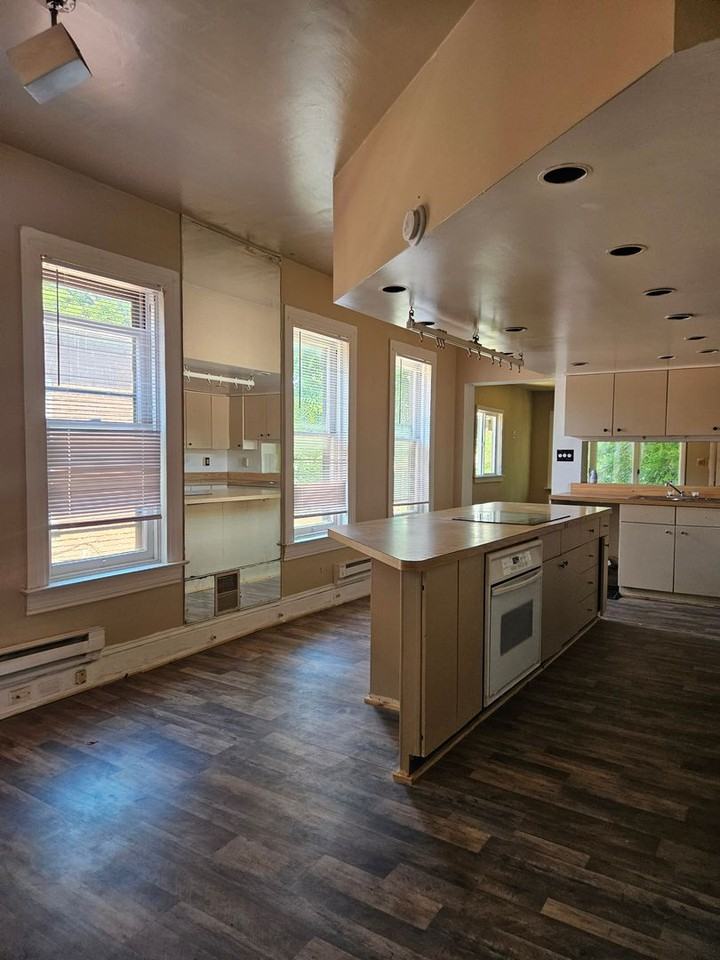 719 W King St - Photo 2 of 8