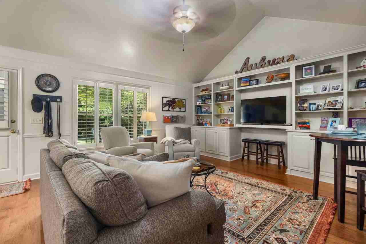 566 Homewood Dr - Photo 3 of 16