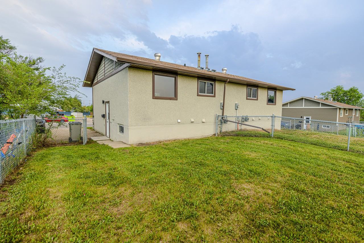 10814B 93 St - Photo 3 of 20