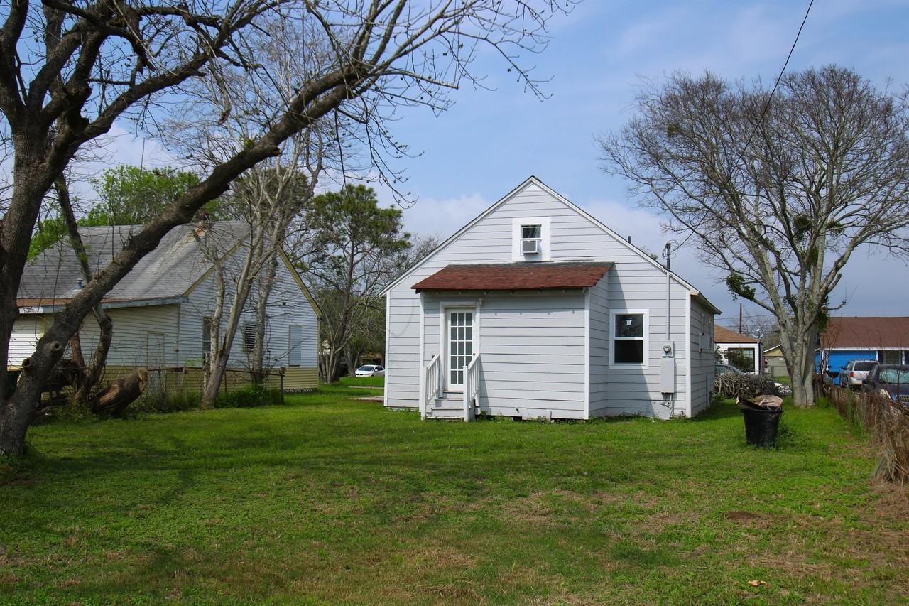 527 W 6th St #1 - Photo 2 of 10