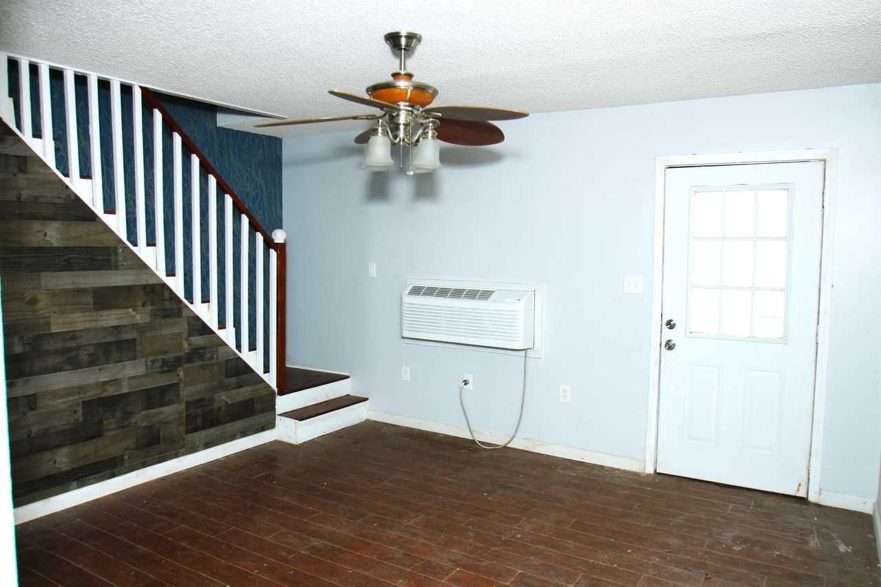 527 W 6th St #1 - Photo 3 of 10