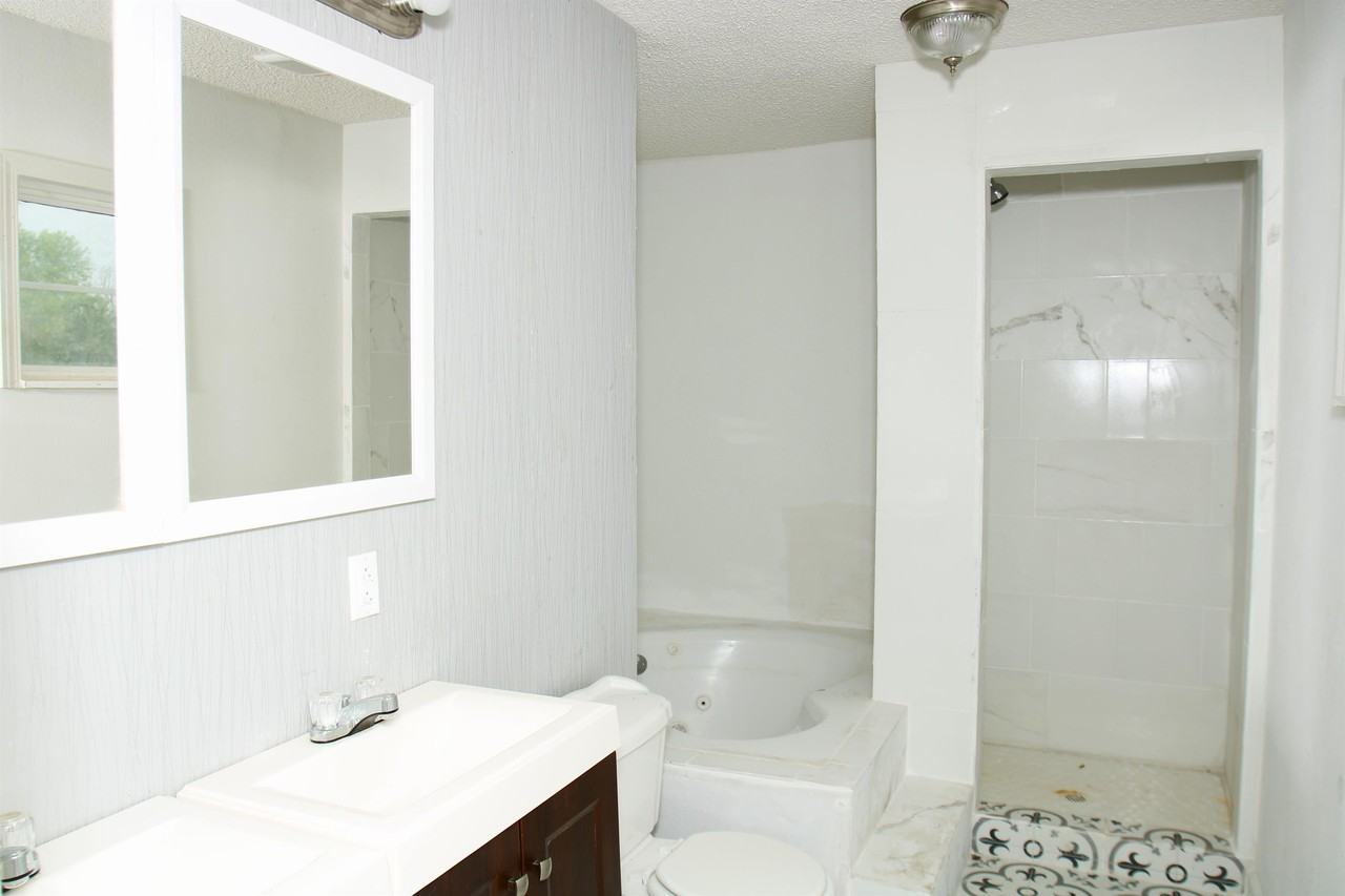 527 W 6th St #1 - Photo 7 of 10