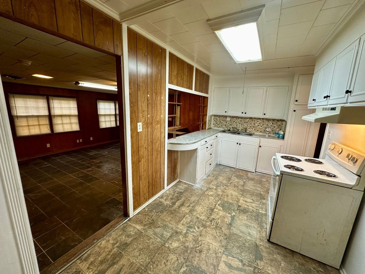 727 Ne 46th St - Photo 3 of 8