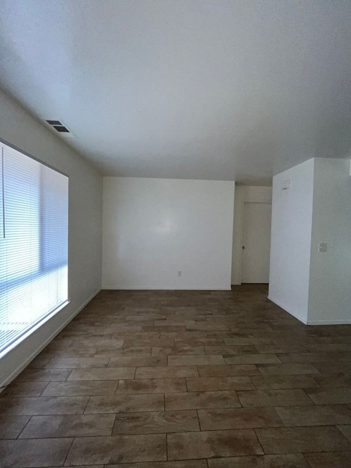 2627 - Photo 3 of 23