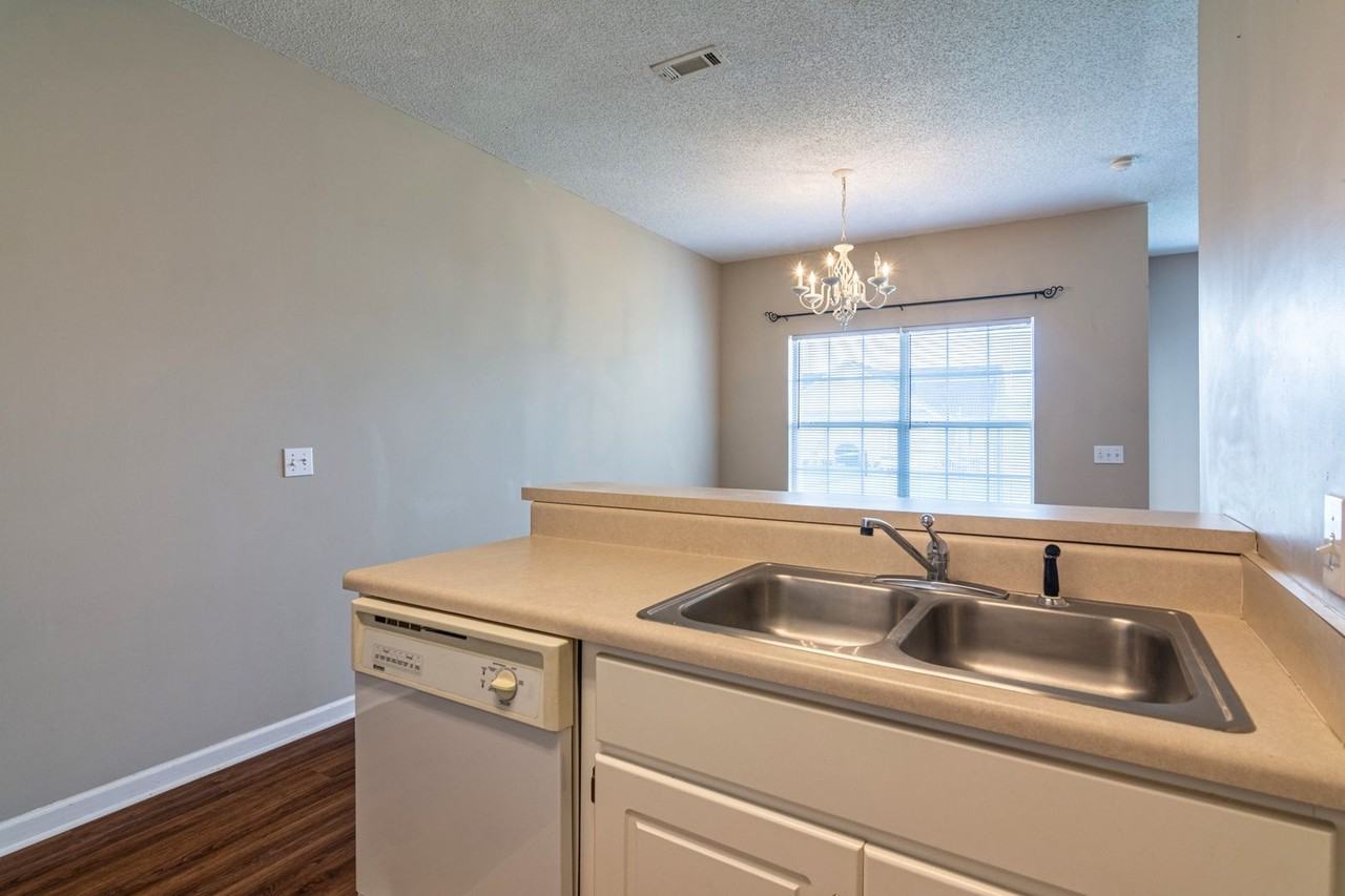 28 Courtyard Way - Photo 3 of 8