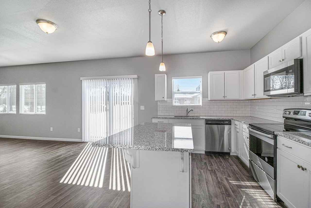 1820 Bluff Ridge Ct - Photo 3 of 18