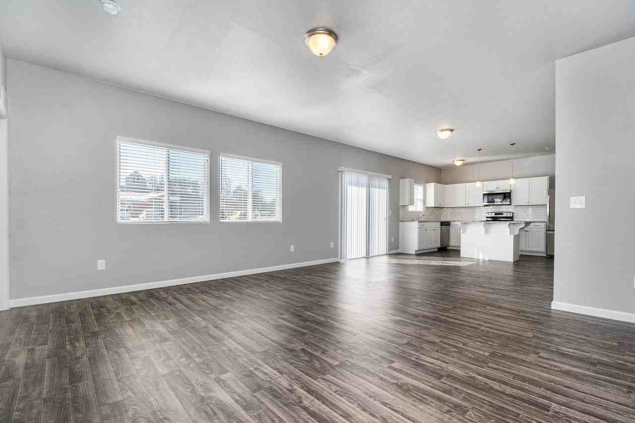 1820 Bluff Ridge Ct - Photo 4 of 18