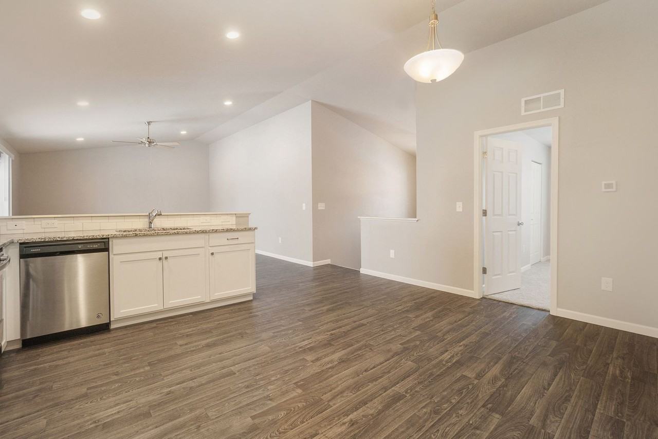 4020 Sumner Dr - Photo 3 of 17