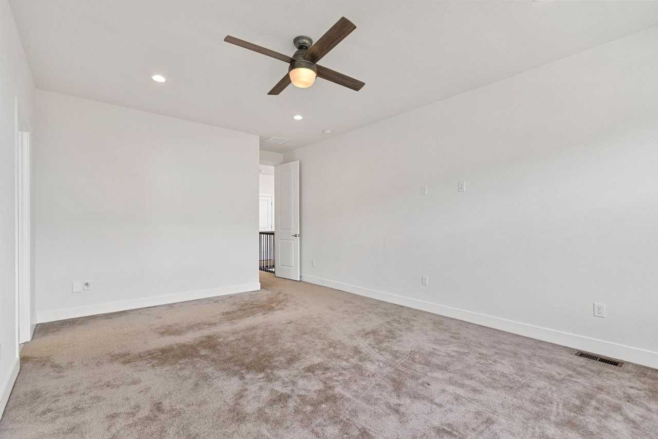 5015 Oakley Dr - Photo 5 of 31