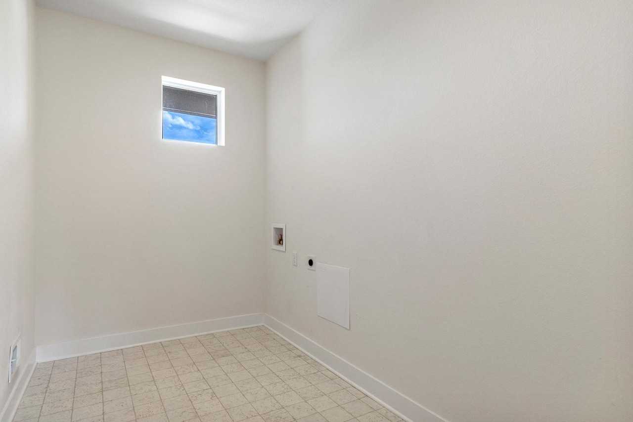 5015 Oakley Dr - Photo 6 of 31