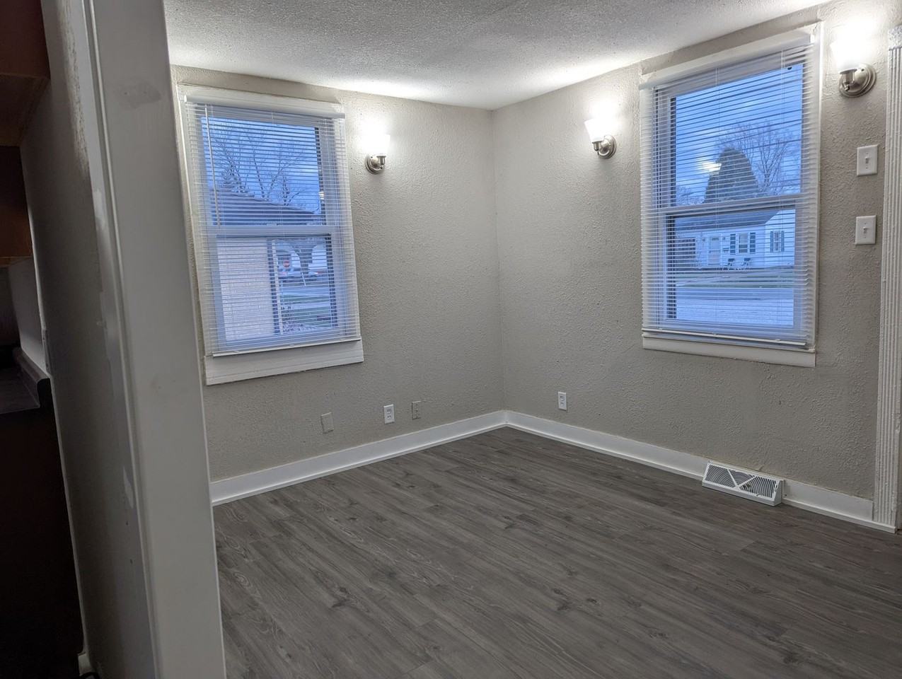 2141 E Grandview Ave - Photo 2 of 8