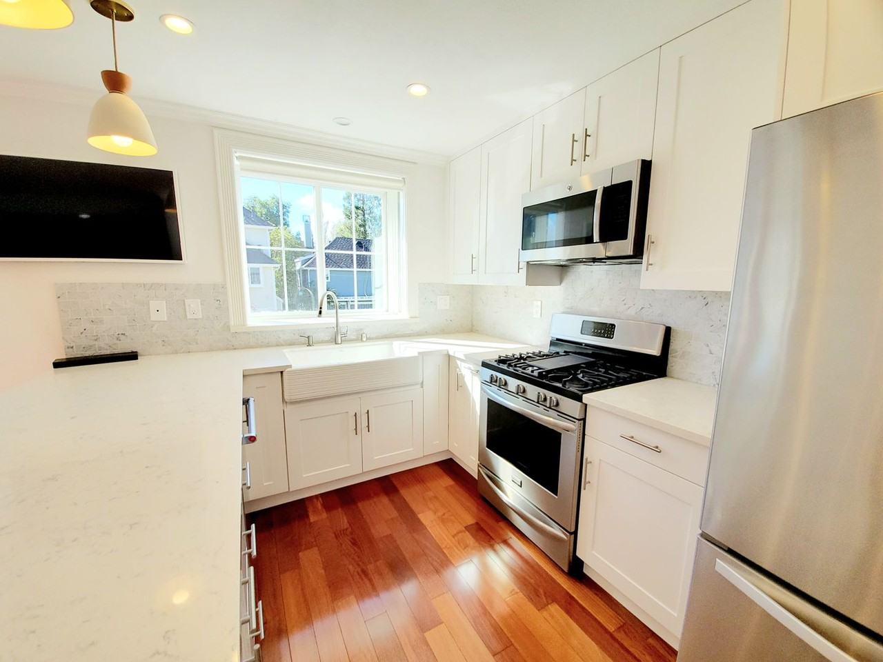 1052 Hull Ln - Photo 2 of 38