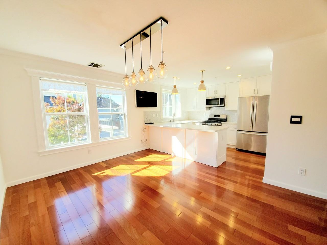 1052 Hull Ln - Photo 3 of 38